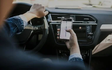 A vezetés közbeni telefonhasználatot ellenőrzi a rendőrség 