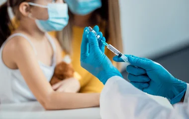 Október végétől jönnek az idei Covid- és influenzaoltások