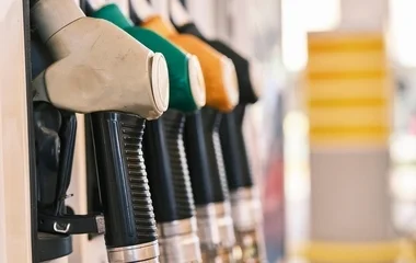 Keddtől folytatódik az üzemanyagárak csökkenése