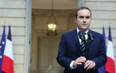 Kevesebb mint egy hónap után távozik hivatalából a francia kormányfő