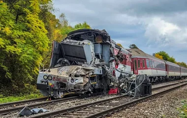 Két személyvonat ütközött Szlovákiában, több mint száz sérült