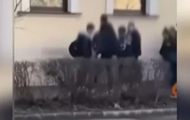 A cipőjüket is megcsókoltatták a megalázott fiatallal