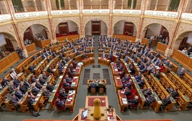 Jövő májusig marad a háborús veszélyhelyzet