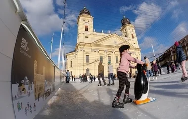 Épül az adventi jégpálya Debrecenben