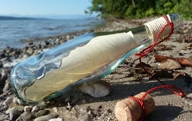 Százéves üzenetet vetett partra a tenger