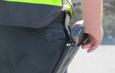 Jön a fegyverpénz: Hatszoros szolgálati juttatást kapnak a fegyveres szervek dolgozói