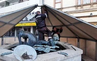 Új télikabátot kapott a Három Grácia