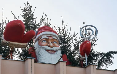 Újra a Piaccsarnok tetején integet a nyíregyházi óriás Mikulás