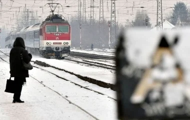 Hó és váltóhiba: késnek a buszok, akadozik a vonatközlekedés a térségben