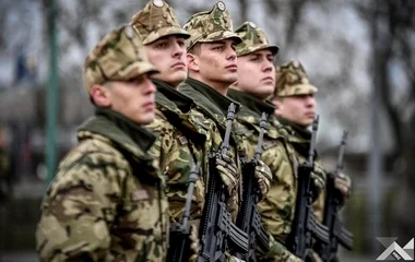 Tavasszal többet vihetnek haza a honvédségi és fegyveres dolgozók