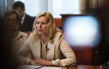 Fellépne a kormány a közéleti részvételt akadályozó perek ellen