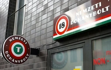 Bezárul egy kiskapu a dohányboltok előtt