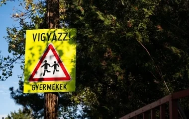 Éhezés, bántalmazás és szakemberhiány – megrázó jelentések a gyermekvédelemről