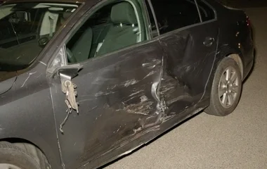 Lekanyarodó autónak csapódott egy motoros a 4-es főúton