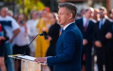 Béremelést ígért az oktatást segítő dolgozóknak Magyar Péter