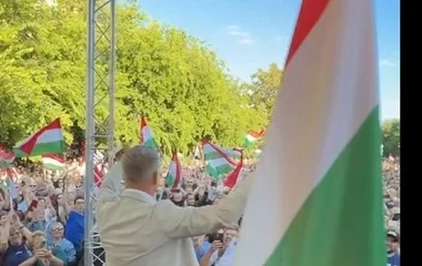 Tojással akarták megdobni Magyar Pétert a szolnoki országjáráson