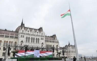 Felvonták a nemzeti lobogót az Országház előtt